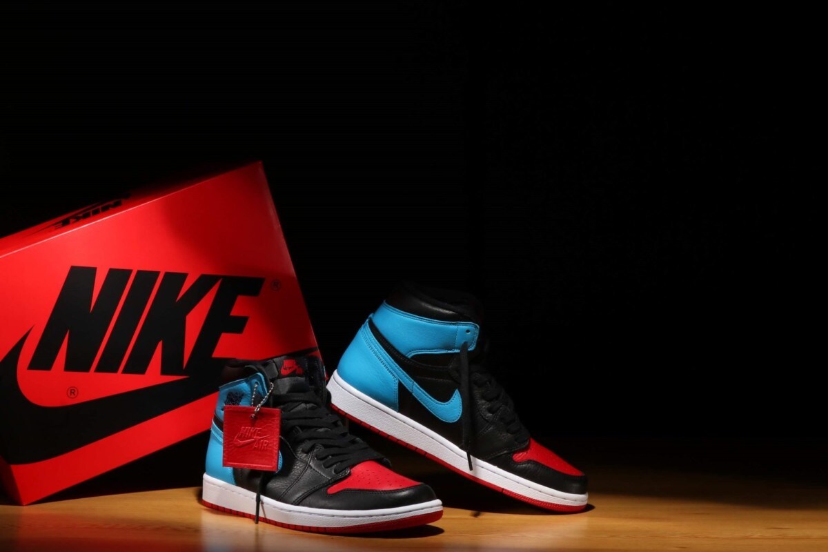 NIKE WMNS AIR JORDAN 1 RETRO HIGH OG 【SATIN BRED】 BLACK/UNIVERSITY RED –  KICKS LAB.