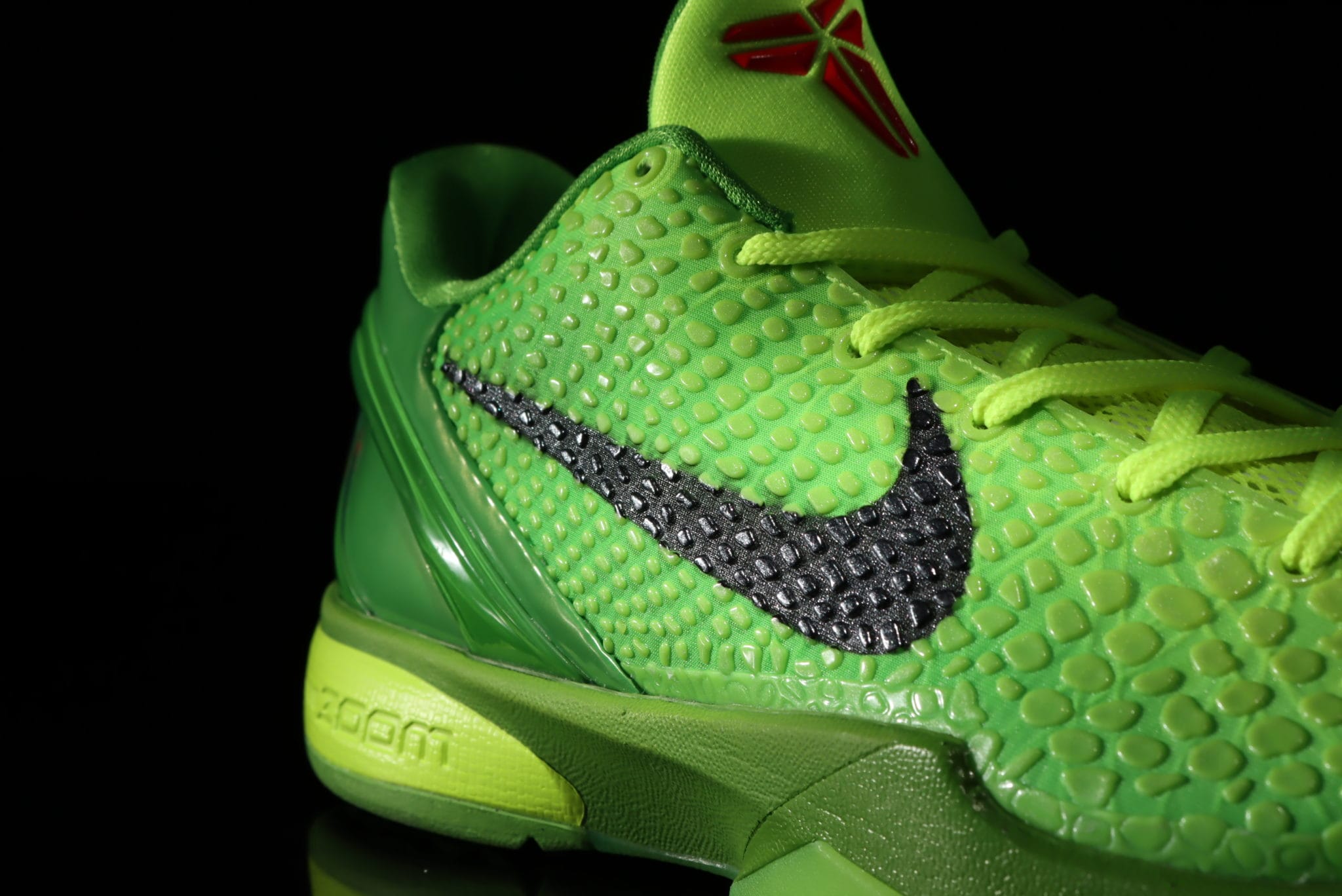 12/25(FRI)より10年ぶりの復刻となる”KOBE 6 GRINCH”が登場