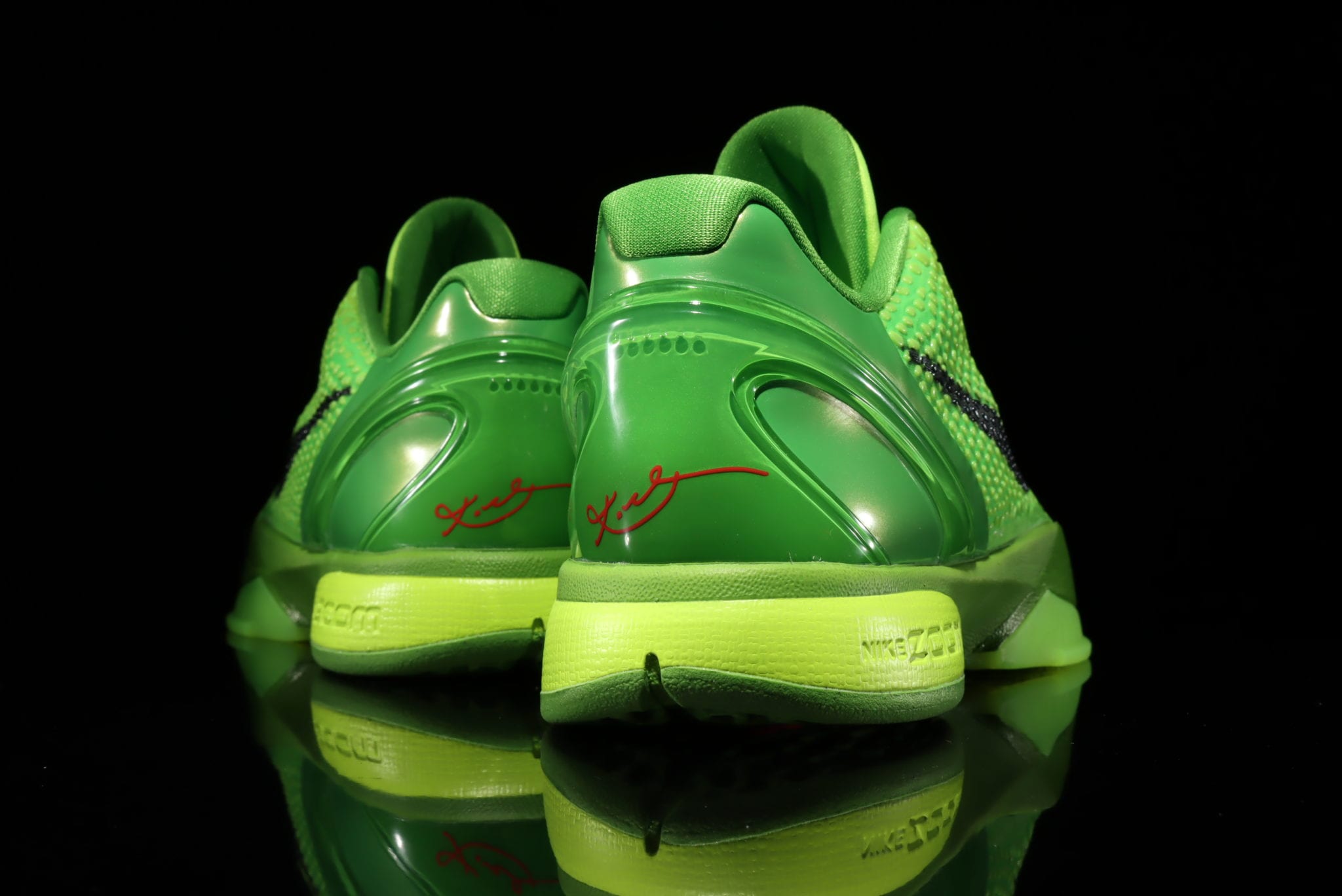 12/25(FRI)より10年ぶりの復刻となる”KOBE 6 GRINCH”が登場