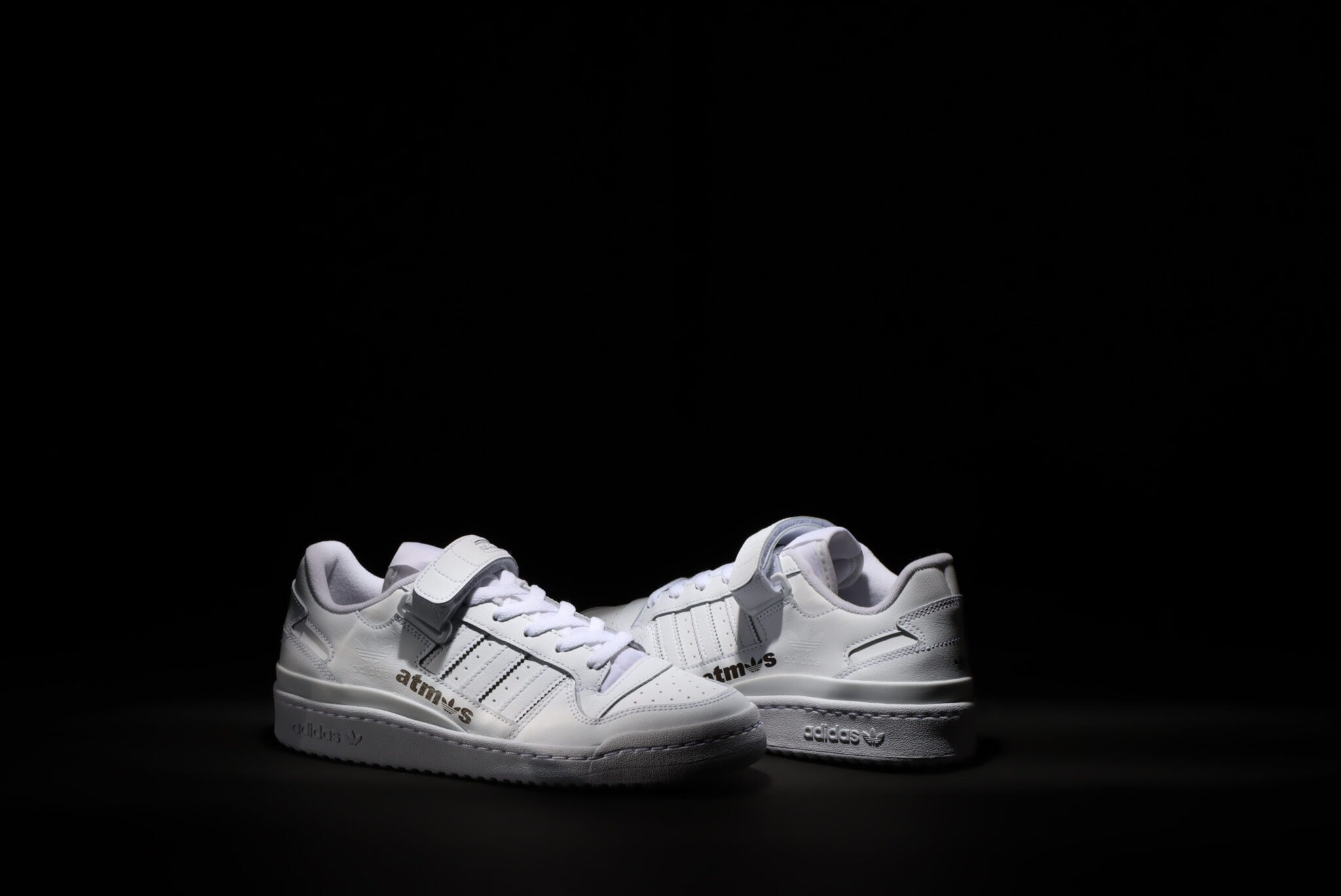 atmosロゴにadidas Originals”トレフォイルロゴ”を使用した世界