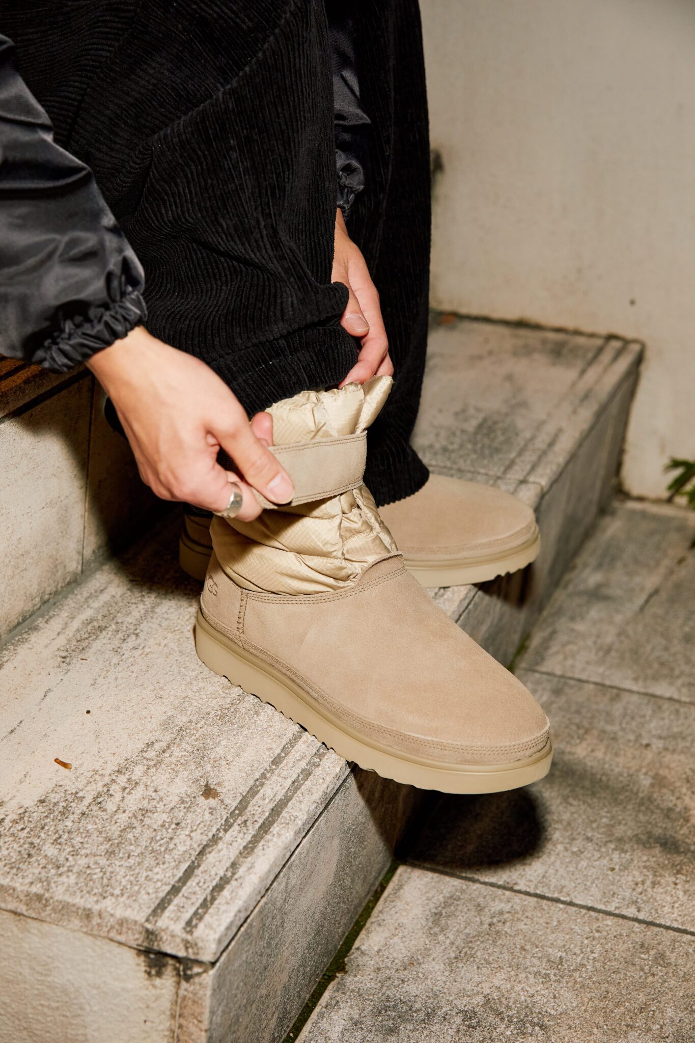 アグ/クラッシックショートプルオンウェザー/防水スエードシームシールド構造 UGGからどんな天候でもシューズ内をドライにキープしてくれる、防水