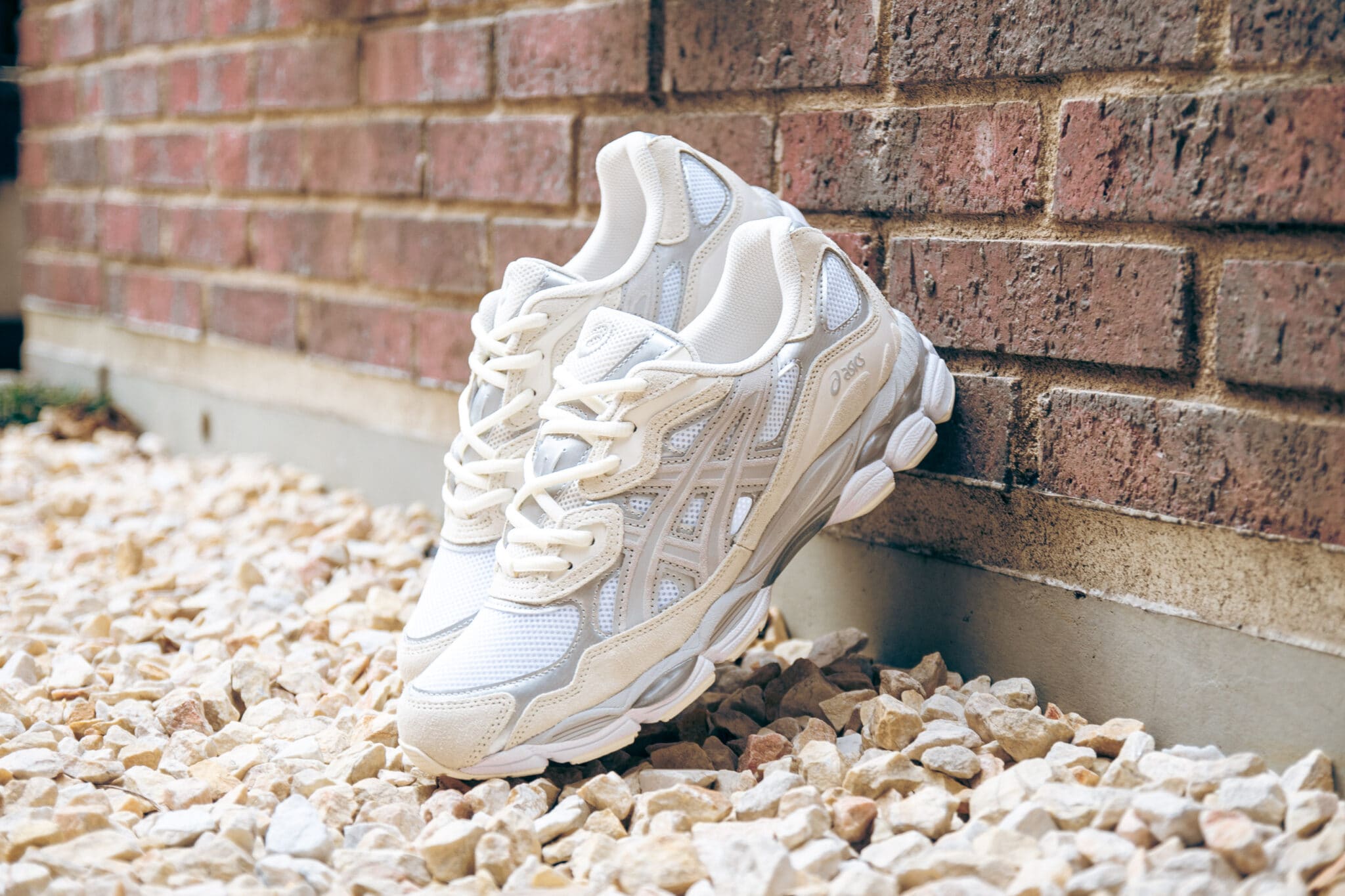 ASICSのマッシュアップモデルを大人配色でシックな印象に仕上げた